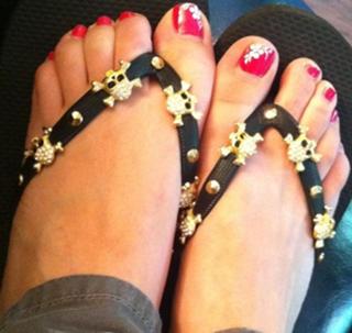 Kaley Cuoco feet photo thumbnail