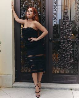 Bella Thorne feet photo thumbnail