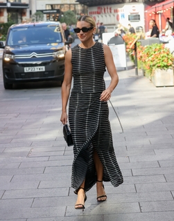 Ashley Roberts feet photo thumbnail