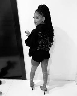 Halle Bailey feet photo thumbnail