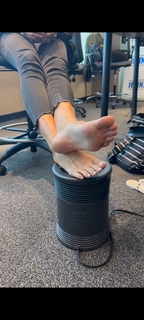 Kyle Unfug feet photo thumbnail