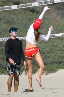 Alessandra Ambrosio feet photo thumbnail