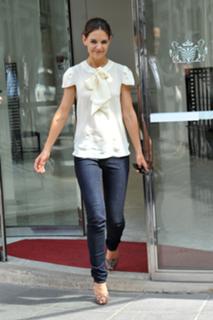Katie Holmes feet photo thumbnail
