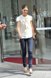 Katie Holmes feet photo thumbnail