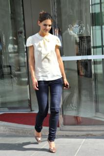 Katie Holmes feet photo thumbnail