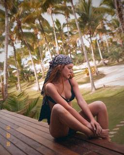 Marina Ruy Barbosa feet photo thumbnail