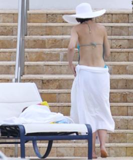 Katie Holmes feet photo thumbnail