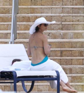 Katie Holmes feet photo thumbnail