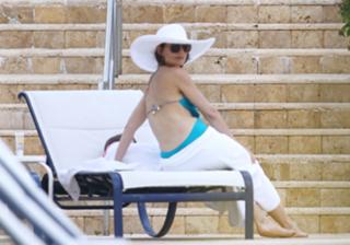 Katie Holmes feet photo thumbnail