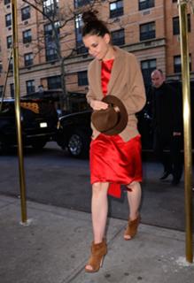 Katie Holmes feet photo thumbnail