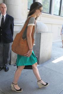 Katie Holmes feet photo thumbnail