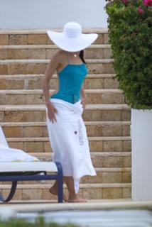Katie Holmes feet photo thumbnail
