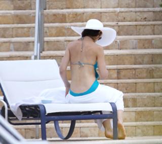 Katie Holmes feet photo thumbnail