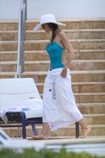 Katie Holmes feet photo thumbnail