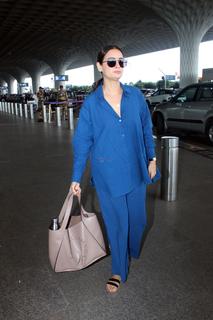 Dia Mirza feet photo thumbnail