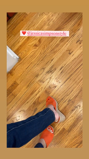 Angela Kinsey feet photo thumbnail