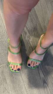 Natalie Noel Mariduena feet photo thumbnail