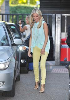Denise Van Outen feet photo thumbnail