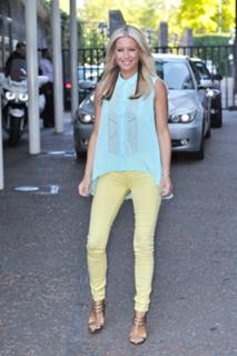 Denise Van Outen feet photo thumbnail