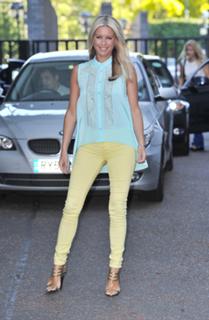 Denise Van Outen feet photo thumbnail
