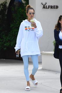 Alessandra Ambrosio feet photo thumbnail