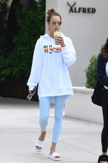 Alessandra Ambrosio feet photo thumbnail