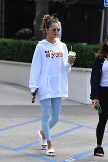 Alessandra Ambrosio feet photo thumbnail