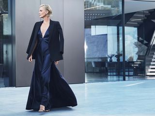 Charlize Theron feet photo thumbnail