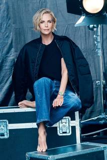Charlize Theron feet photo thumbnail