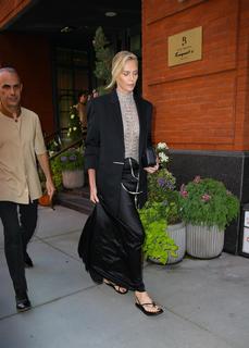 Charlize Theron feet photo thumbnail