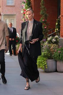 Charlize Theron feet photo thumbnail