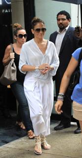 Jennifer Lopez feet photo thumbnail