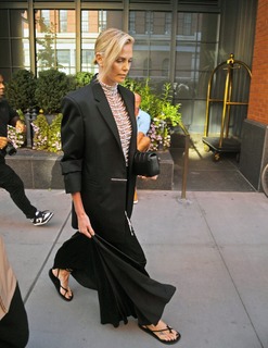 Charlize Theron feet photo thumbnail
