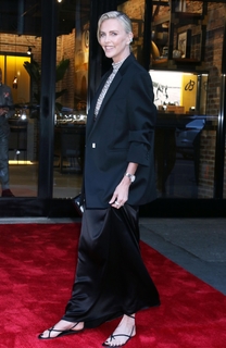 Charlize Theron feet photo thumbnail