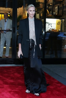 Charlize Theron feet photo thumbnail