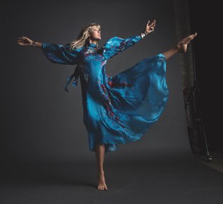Taylor Swift feet photo thumbnail