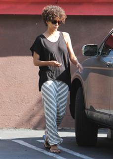Halle Berry feet photo thumbnail