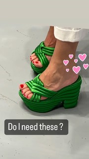 Lily Allen feet photo thumbnail