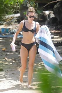 Miley Cyrus feet photo thumbnail