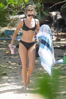 Miley Cyrus feet photo thumbnail