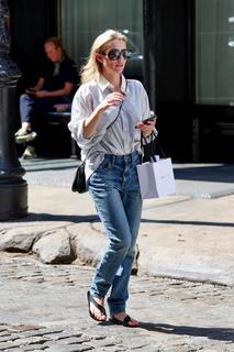 Emma Roberts feet photo thumbnail
