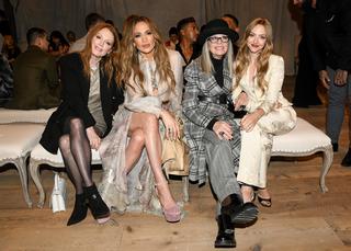 Amanda Seyfried feet photo thumbnail