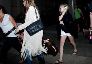 Avril Lavigne feet photo thumbnail