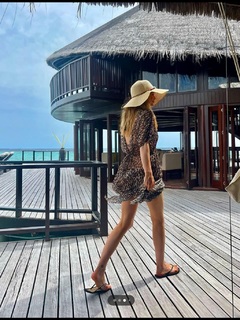 Laura Whitmore feet photo thumbnail