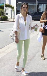 Alessandra Ambrosio feet photo thumbnail