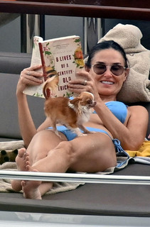 Demi Moore feet photo thumbnail