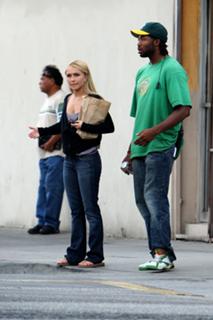 Hayden Panettiere feet photo thumbnail