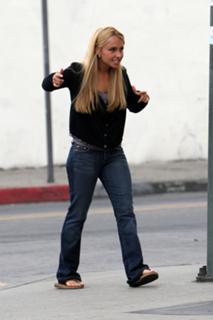 Hayden Panettiere feet photo thumbnail
