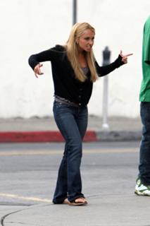 Hayden Panettiere feet photo thumbnail