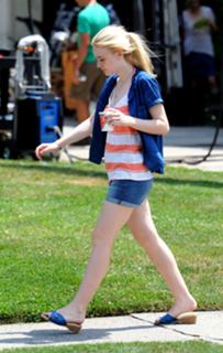 Dakota Fanning feet photo thumbnail